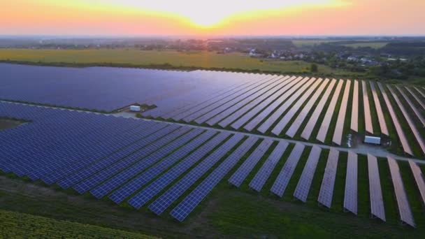 HDR Flygfoto av solpaneler står i rad i fälten makt ekologi innovation natur miljö grön energi landskap elektrisk kraft ekologi innovation natur miljö — Stockvideo