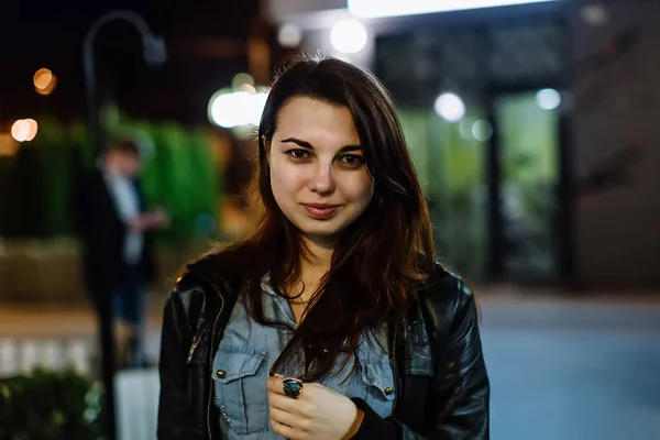 Gros Plan Portrait Une Belle Jeune Femme Dans Rue Nuit — Photo