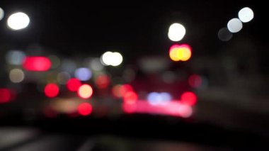 Geceleri araba ve trafik ışıklarıyla dolu bir Bokeh. Küçük Avrupa Şehir Gece Trafiği Bokeh 'i. Şehir caddesinde trafik sıkışıklığında araba ışıklarından yuvarlak renkli bokeh parlıyor