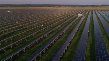 Güneş panellerinin hava görüşü tarlalarda bir sırada duruyor. Güç ekolojisi yenilikçiliği. Çevre çevre yeşil enerji manzarası elektrik ekolojisi yeniliği doğa.