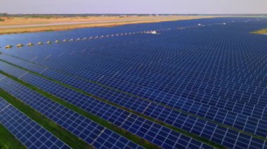 Güneş panellerinin hava görüşü tarlalarda bir sırada duruyor. Güç ekolojisi yenilikçiliği. Çevre çevre yeşil enerji manzarası elektrik ekolojisi yeniliği doğa.