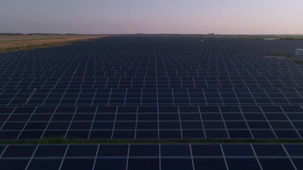 Vista aérea de drones de grandes paneles solares en una granja solar al atardecer a principios de invierno. Centrales eléctricas de células solares — Vídeo de stock