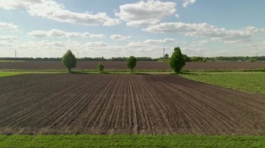 Doğada yetişen tarım tarlaları, saban toprağı, ekin için toprak, havadan alçak açı uçuşlar..