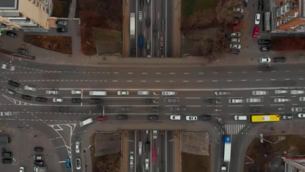 高速道路や橋を通過する車の空中通過時間 — ストック動画