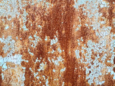 Aşınmış metal zemin. Paslı, beyaz, metal bir duvar. Paslı metal arka planda pas izleri var. Pas lekeleri. Metal yüzey paslanmış lekeler. Rystycorrosion.