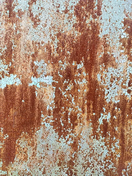 腐食した金属の背景 錆びた白い塗装の金属製の壁 錆の縞が付いている錆びた金属の背景 汚れを落とせ 金属の表面は斑点を錆びました 流行腐食 — ストック写真