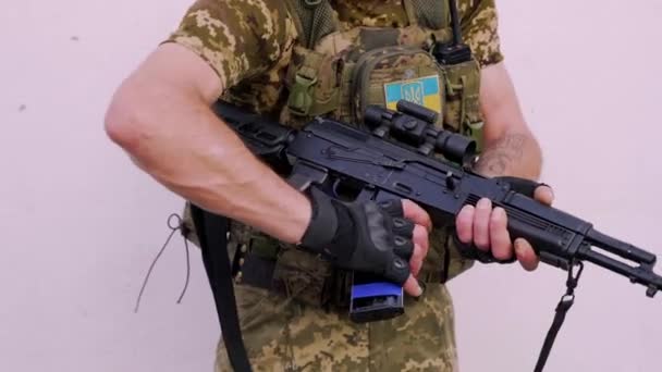 身着战斗迷彩服和防弹衣的乌克兰军人在其冲锋枪上装了一个弹药库 乌克兰战争 — 图库视频影像