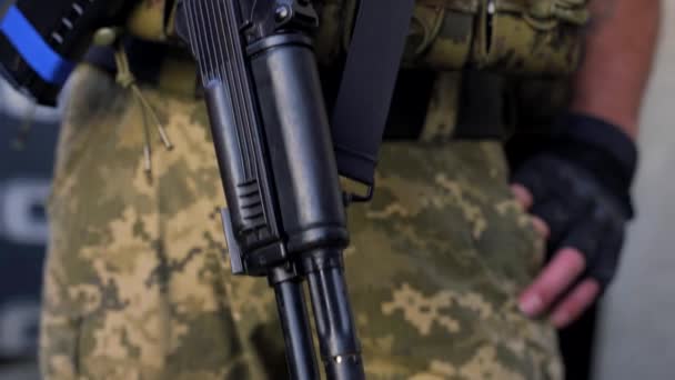 一名身穿军服的乌克兰士兵的特写镜头 其成员和徽章为乌克兰军队的乌克兰国旗和团徽 并配有冲锋枪 骄傲和勇气 — 图库视频影像