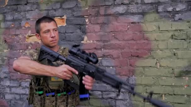 Ukraiński Żołnierz Celuje Karabinem Szturmowym Tłumikiem Kamuflażu Pomalowanym Tle Ściany — Wideo stockowe