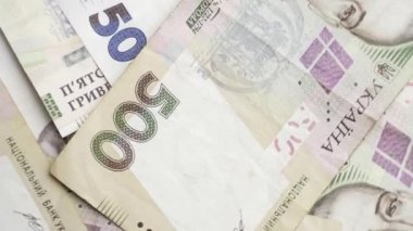 Ukrayna Hryvnia dönüşümlü olarak yaklaşıyor. 500 hryvnia nominal. Ukrayna 'daki mali kriz, Hryvnia' nın dolar kuruna düşüşü