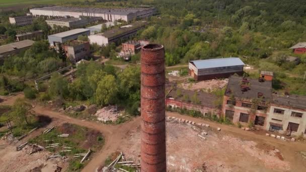 Старая Промышленная Территория Заброшенные Здания Древней Фабрики Разрушенные Здания Летом — стоковое видео