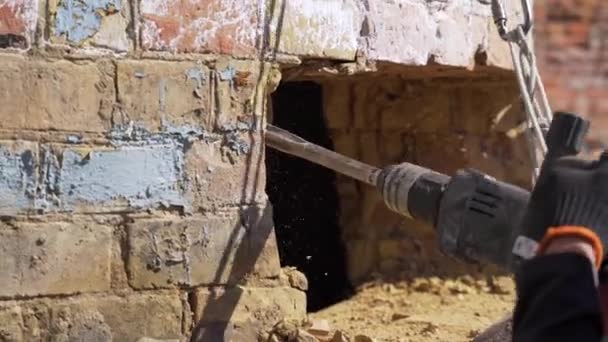 Break Professional Worker Drills Old Brick Tube Jackhammer Close Shot — Stockvideo