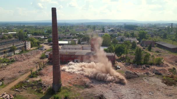 Demolition Old Industrial Brick Pipe Factory Destruction Lot Dust Falling — Vídeos de Stock