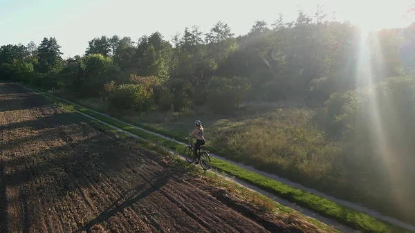 Luchtfoto Van Jonge Sexy Sport Vrouw Fietst Het Platteland Weg — Stockfoto