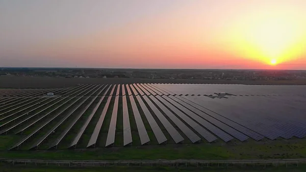 Grandes Paneles Solares Una Granja Solar Atardecer Verano Plantas Energía — Foto de Stock