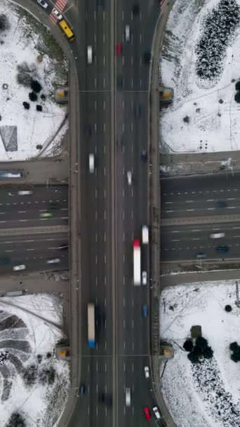 Вертикальный Беспилотный Вид Перекрестка Большая Автомобильная Развязка Перекресток Воздушном Шоссе — стоковое видео