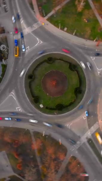 Vertical Vista Aérea Estrada Rotunda Com Carros Circulares Pequena Cidade — Vídeo de Stock