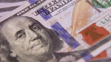 100 Amerikan doları kadar para. Nakit para. Rüşvet ve yolsuzluk kavramı. Finans ve yatırım. 100 'lük banknotların döviz değişimi. Tepeden bakınca. Zengin iş ekonomisi