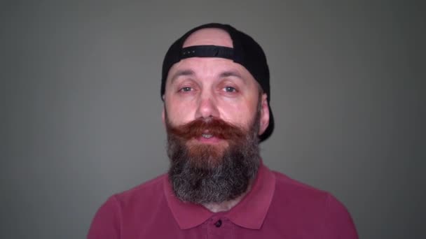 Young Attractive Bearded Man Blogger Vlogger Cap Red Polo Recording — Stock Video