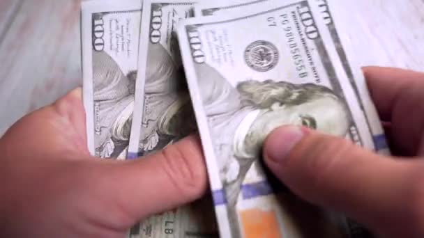 Hombre Cuenta Con Fajo 100 Dólares Americanos Billetes Efectivo Concepto — Vídeo de stock