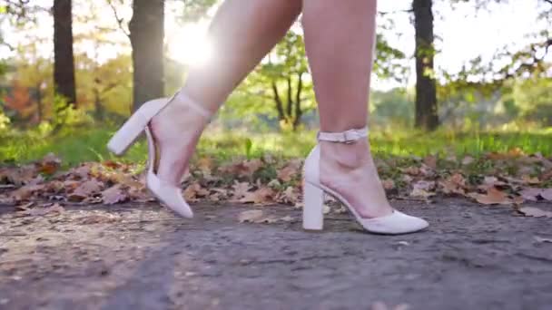 Nerozpoznatelná Ženské Nohy Vysokých Podpatcích Procházejí Podzim Městským Parkem Západu — Stock video