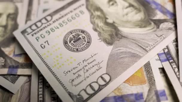 一堆堆100美元的钞票轮流散落在扇子里 新的100美元钞票在桌上旋转成一个圆圈 大量的资金 大量的现金 大量的钱 — 图库视频影像