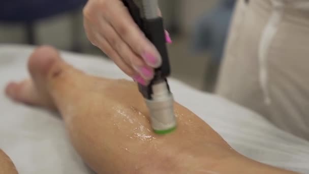 Zamknij Wideo Profesjonalnego Kosmetologa Robi Laserowe Usuwanie Włosów Nóg Młodej — Wideo stockowe