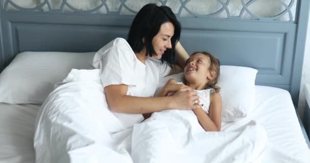 Küçük Kızıyla Konuşan Gülümseyen Bir Kadın Sabahları Yatakta Dinleniyor Anne — Stok video