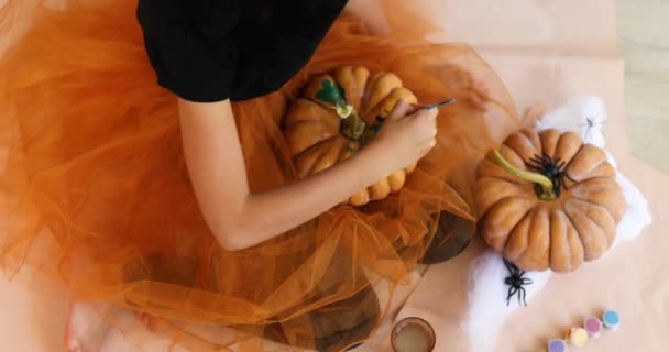 Küçük Kız Evde Turuncu Cadılar Bayramı Balkabağına Surat Çiziyor — Stok video