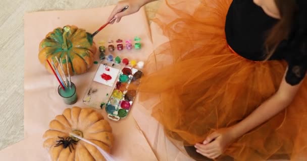 Κοριτσάκι Ζωγραφίζει Πρόσωπο Πορτοκαλί Κολοκύθα Halloween Στο Σπίτι — Αρχείο Βίντεο