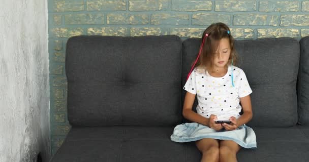 Niño Usando Teléfono Celular Sofá Apartamento Moderno Luminoso Chica Joven — Vídeo de stock