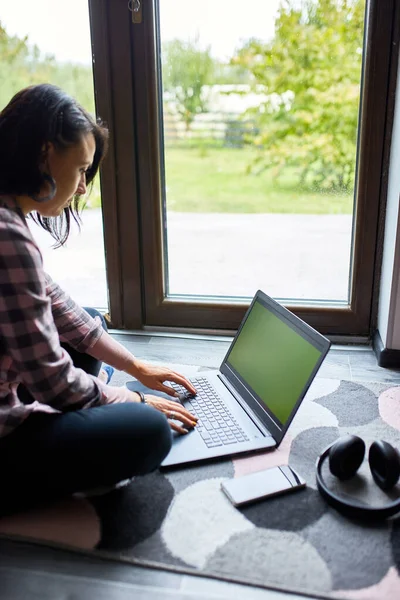 Freelancer Mujer Escribiendo Ordenador Portátil Sentado Suelo Casa Cerca Grandes — Foto de Stock
