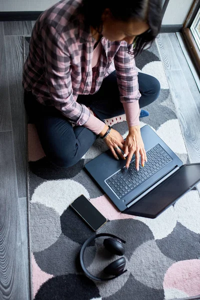 Freelancer Mujer Escribiendo Ordenador Portátil Sentado Suelo Casa Cerca Grandes — Foto de Stock