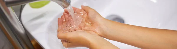 Klein Meisje Wassen Handen Met Zeep Badkamer Thuis — Stockfoto