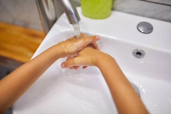 Κοριτσάκι Πλένει Χέρια Σαπούνι Στο Μπάνιο Στο Σπίτι — Φωτογραφία Αρχείου