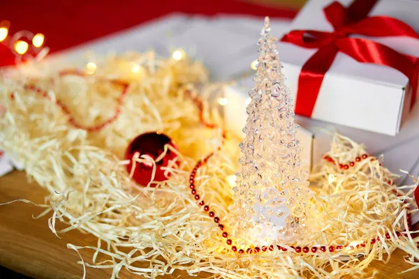 Diyクリスマスプレゼントは テーブルの上に赤いリボン お祝いの装飾とクリスマスプレゼントホワイトボックスを包みます — ストック写真