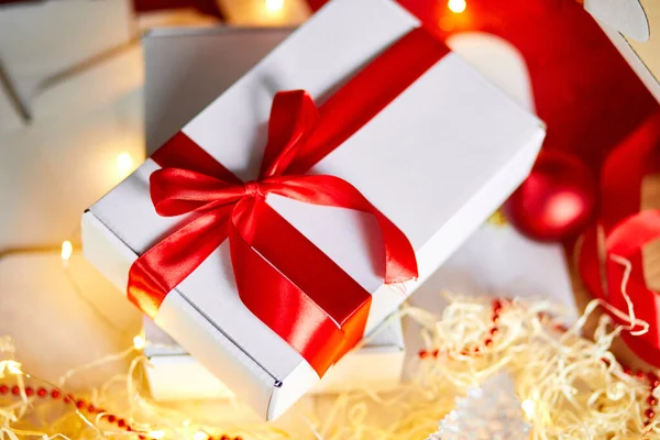 크리스마스 선물로 리본으로 장식된 상자를 탁자에 크리스마스 — 스톡 사진