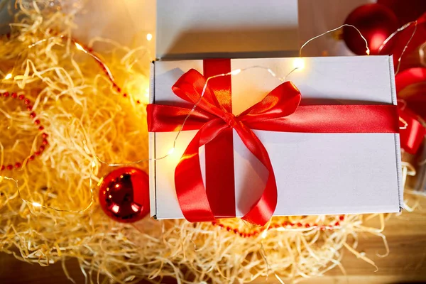 크리스마스 선물로 리본으로 장식된 상자를 탁자에 크리스마스 — 스톡 사진