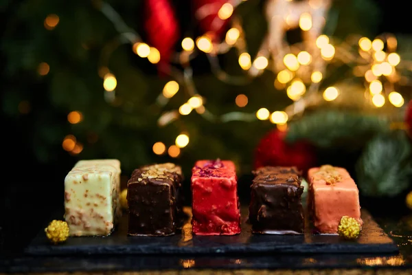 Mousse Weihnachtsgebäck Mini Kuchen Dessert Mit Neujahrsdekoration Modernes Europäisches Dessert — Stockfoto