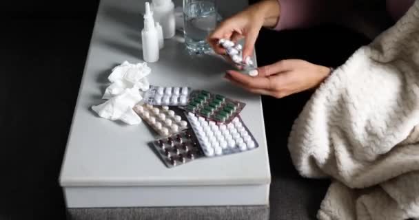 Chora Kobieta Wkładająca Lekarstwa Ręki Zażywająca Pijąca Wodę Podczas Rekonwalescencji — Wideo stockowe