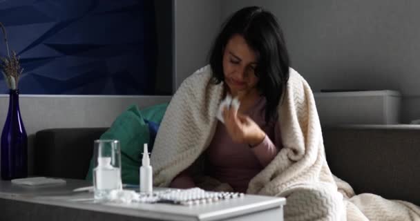 Mujer Tiene Gripe Está Usando Aerosol Nasal Para Ayudarse Misma — Vídeo de stock