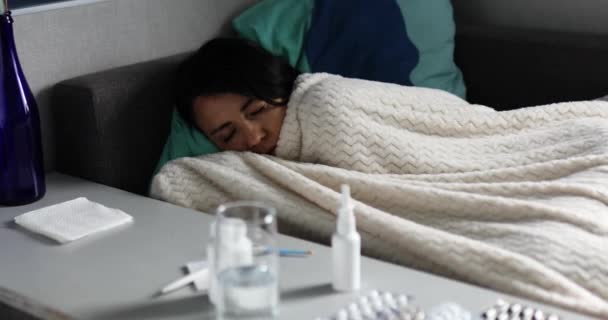 Ill Dam Sover Soffan Nära Medicinska Piller Och Medicin Sjuk — Stockvideo