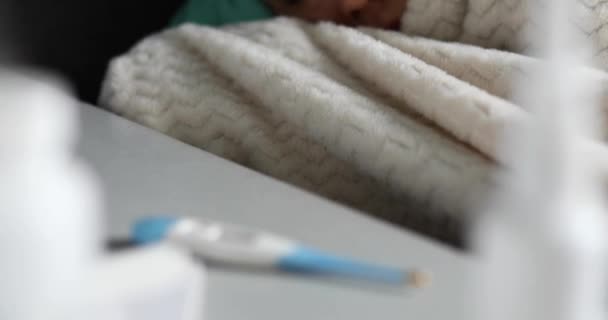 Κοιμάται Καναπέ Κοντά Ιατρικά Χάπια Και Φάρμακα Άρρωστη Γυναίκα Αναπαύεται — Αρχείο Βίντεο