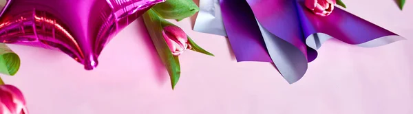 Baner Płaski Leżał Styl Balonów Tulipanami Dekoracji Kwiatowej Różowym Tle — Zdjęcie stockowe