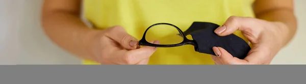 Banner Manos Corte Mujer Limpiando Lentes Moda Negro Con Toalla — Foto de Stock