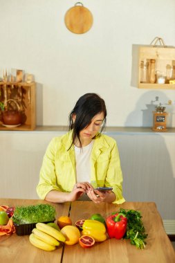 Kadın dijital tablet ya da akıllı tablet kullanıyor, evde yemek tarifi arıyor, sağlıklı gıda konsepti, vegan ya da diyet. İnternetten alışveriş.