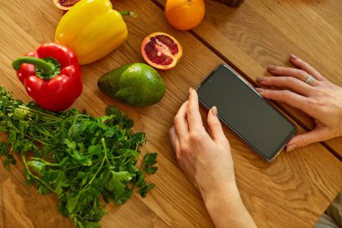 Kadın dijital tablet ya da akıllı tablet kullanıyor, evde yemek tarifi arıyor, sağlıklı gıda konsepti, vegan ya da diyet. İnternetten alışveriş.