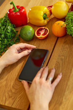 Kadın dijital tablet ya da akıllı tablet kullanıyor, evde yemek tarifi arıyor, sağlıklı gıda konsepti, vegan ya da diyet. İnternetten alışveriş.