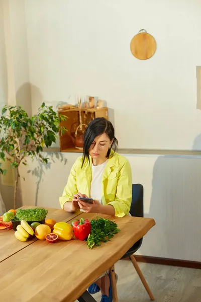 Mujer Está Utilizando Tableta Digital Smarthone Buscando Cocina Recetas Cocina — Foto de Stock