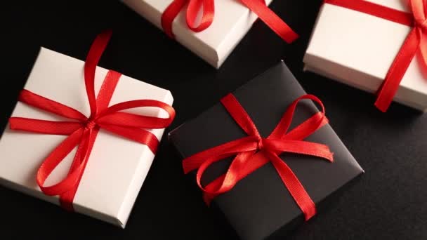 Le mani maschili mettono la confezione regalo sul tavolo nero — Video Stock